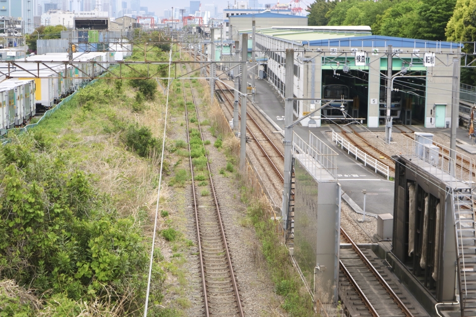 ニュース画像 13枚目：左の線路が羽田アクセス線用地、その左部分にさらに線路が敷設されます　右側はりんかい線の車庫