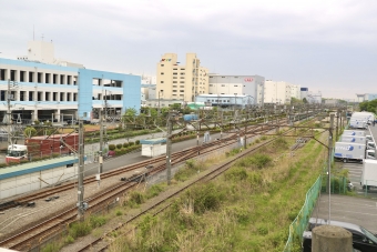 ニュース画像：右の線路が羽田アクセス線用地　左側はりんかい線の車庫