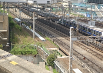 ニュース画像：たくさんの線路が敷設されている田町駅付近　手前側が線路を剥がされている大汐線(単線)