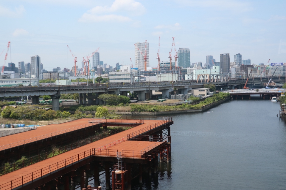 ニュース画像 5枚目：旅客向けではない、都心を貫く大汐線(手前側)と東海道新幹線回送線(奥側)