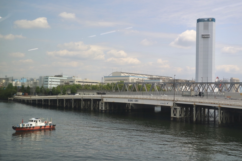 ニュース画像 8枚目：京浜運河沿いの大汐線(奥側)と東海道新幹線回送線(手前側)