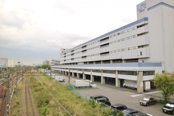 ニュース画像：右の線路が羽田アクセス線用地　左側はりんかい線の車庫