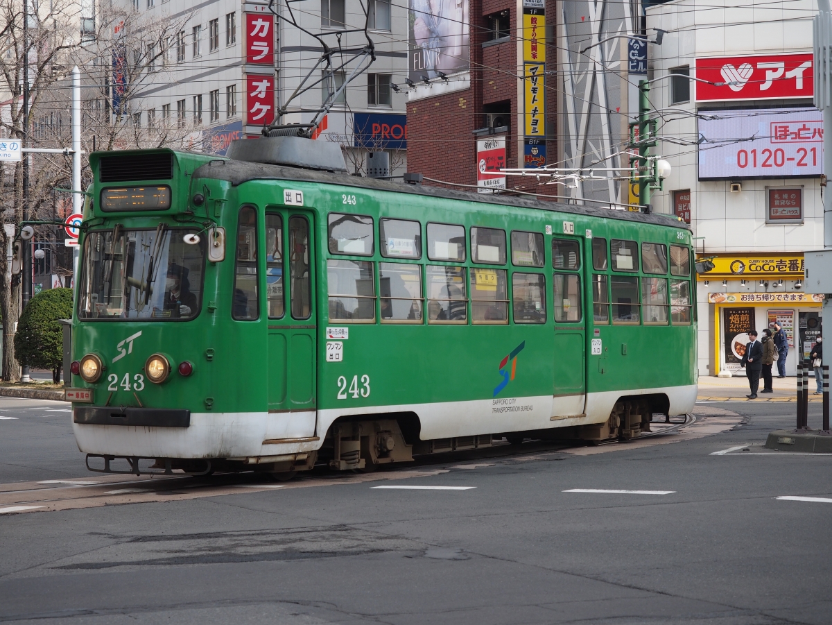 札幌市電240形「243号」を往年のツートンカラー塗装に！クラファンで