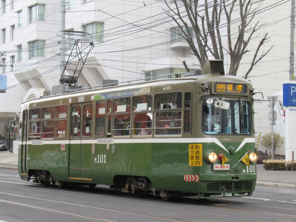 ニュース画像 1枚目：ツートンカラーのまま2021年に引退した札幌市電M100形「M101号車」 2021年04月13日撮影