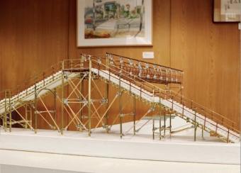 ニュース画像：三鷹市民が自作した跨線橋の模型