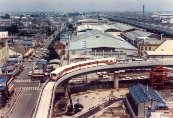 ニュース画像：大宮駅を発車してループ線を走行する ニューシャトル（JACKビル建設中）