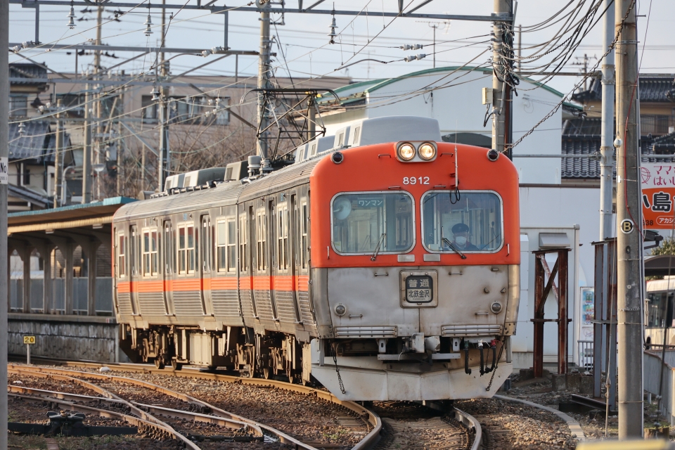 ニュース画像：北陸鉄道8000系最後の“北鉄カラー”「8902編成」2023年02月06日撮影 - 「北陸鉄道8000系最後の北鉄カラー「8902編成」、7月16日引退！記念HM掲出やツアー開催」