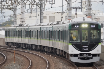 ニュース画像：京阪13000系 イメージ 2021年12月12日撮影 - 「緑の電車に乗ったのに、なぜかクロスシート？！京阪13000系に“3000系半端車”」