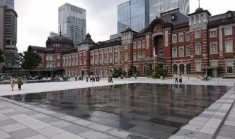 ニュース画像：水盤の稼働風景 - 「東京駅、夏の風物詩「水盤」丸の内駅前広場で4年ぶり復活！ 」