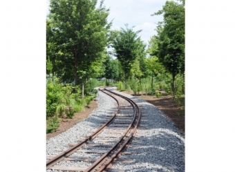 ニュース画像：軌間762ｍｍと610ｍｍの三線軌条（デュアルゲージ）を敷設中のKATO Railway Park・関水本線