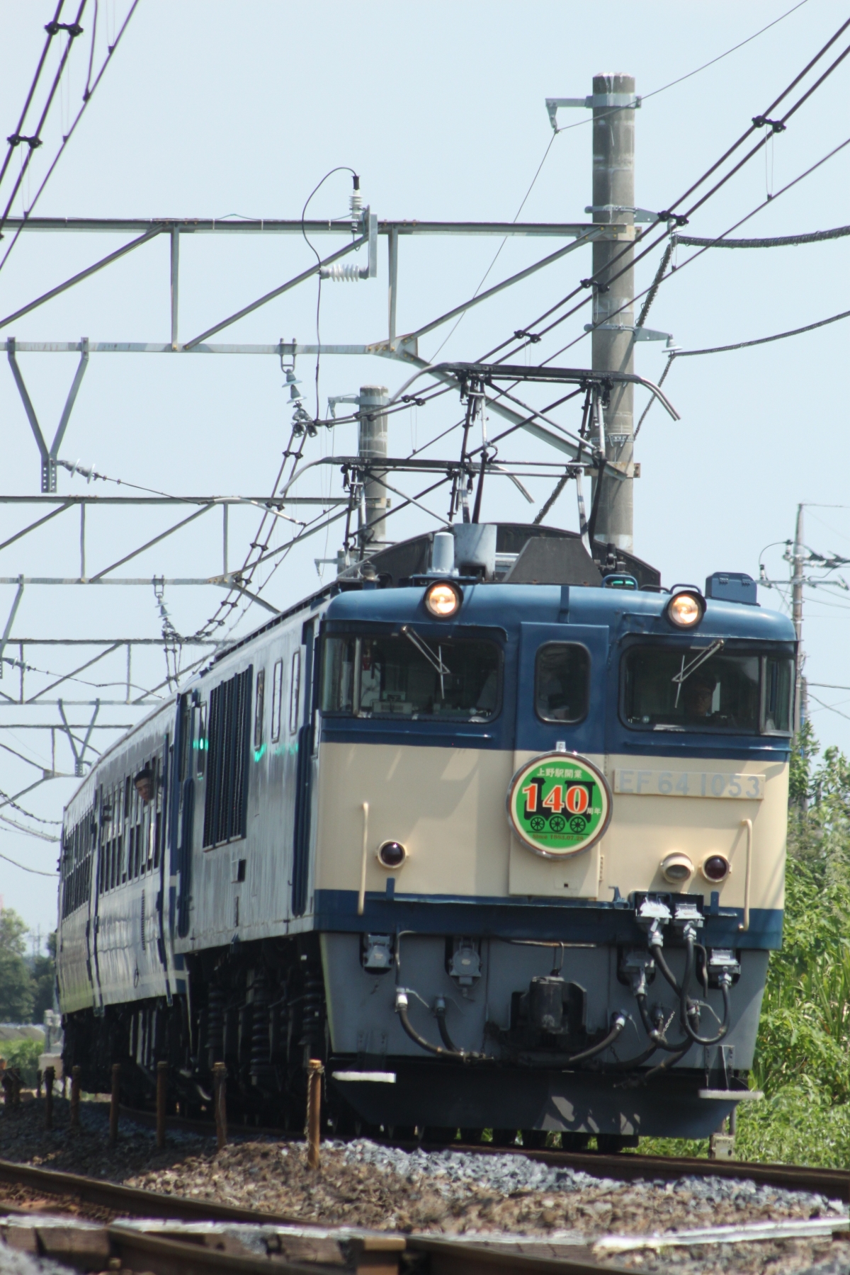 上野駅・高崎線開業140周年記念号」懐かしのEF64＋12系で力走！7月28日