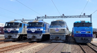 ニュース画像：貨物鉄道輸送150年記念ヘッドマークを掲出した「EF210」(左から2番目)