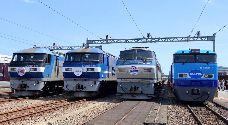 ニュース画像 5枚目：貨物鉄道輸送150年記念ヘッドマークを掲出した「EF210」(左から2番目)