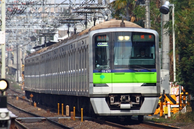 ニュース画像：都営新宿線の車両 - 「東京都交通局、年末年始期間の都営地下鉄の利用状況を公表 前年から1%減」