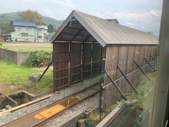 ニュース画像：二本木駅の木製シェード イメージ 2019年05月03日乗車