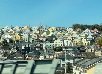 ニュース画像：東海道新幹線から見える「新幹線から見えるカラフルな家」イメージ - 「TOKYO MX 5時に夢中！、追跡「新幹線から見えるカラフルな家」10月31日」