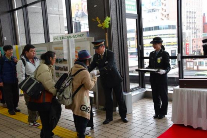 ニュース画像：2017年の鉛筆配布の様子 - 「JR東、盛岡駅で「新春応援企画」開催 5050レール設置や五角形鉛筆の配布など」