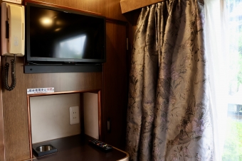 ニュース画像：1号車・A寝台個室「ロイヤル」　運行当時は喫煙室であったため灰皿のほかテレビも設置されていました