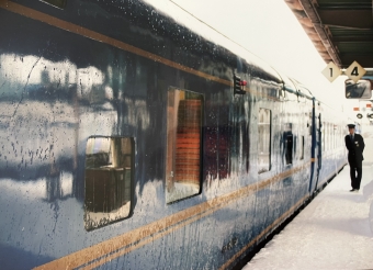 ニュース画像：定期運行当時、JR北海道・長万部駅にて　青い客車に滴る雪がよく似合う寝台特急「北斗星」