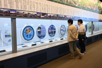 ニュース画像：鉄道博物館で開催中の「貨物鉄道輸送150年記念展示」を見学する藤富さんと徳永さん