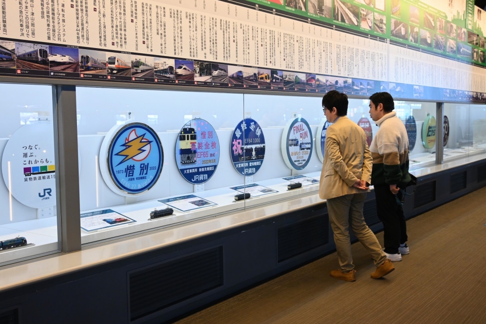 ニュース画像 4枚目：鉄道博物館で開催中の「貨物鉄道輸送150年記念展示」を見学する藤富さんと徳永さん