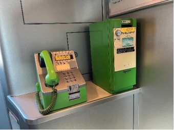 ニュース画像：新幹線車内に設置されていた公衆電話・テレフォンカード自販機