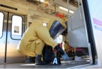 ニュース画像：不審物処理の様子 - 「京成電鉄、1月10日に高砂車庫で「テロ対策訓練」を実施 車内の不審物発見を想定」