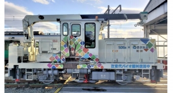 ニュース画像：RDを使用して運行するラッピングされた保線機械 - 「西武鉄道、保線機械で日本初！モーターカーに廃食油等原料の次世代ディーゼル導入」