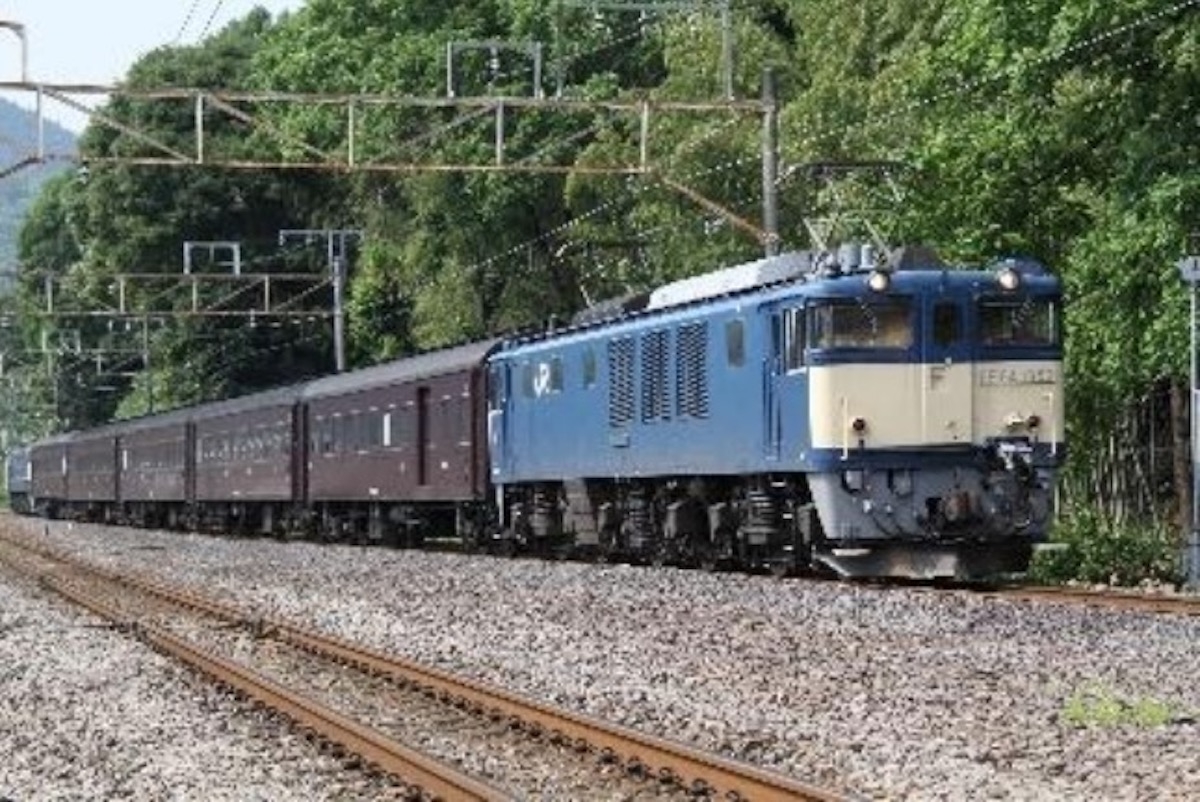 EF64形+旧型客車で「新潟駅開業120周年号」運行 新潟車セで撮影会も