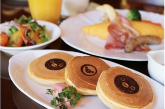 ニュース画像：朝食はルームサービスのSuicaのペンギンパンケーキ