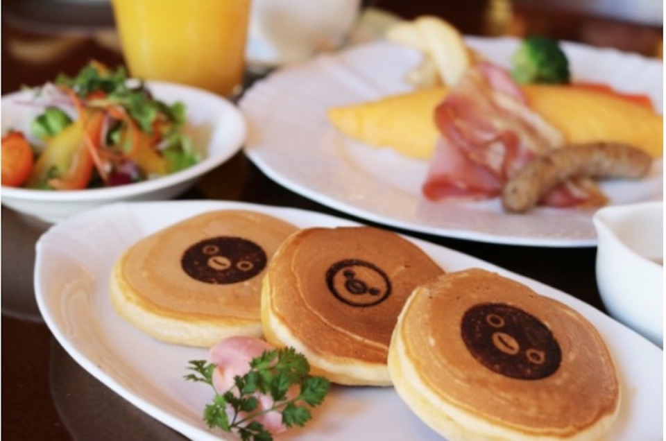 ニュース画像：朝食はルームサービスのSuicaのペンギンパンケーキ - 「ホテルメトロポリタン、新「Suicaのペンギンルーム」誕生！巨大ぬいぐるみと一緒」