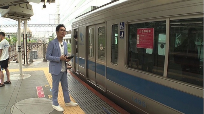 ニュース画像：ホームで電車を待つ郷ひろみ - 「NHK SONGS、郷ひろみ 50年ぶり電車乗車！自力でスタジオへ辿り着けるか？5月30日」