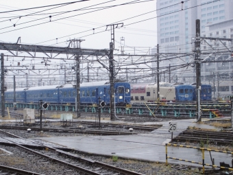 ニュース画像：田町車両センターで夜の運行に備えるブルトレ (手前から「あさかぜ」「サンライズ出雲・瀬戸」「はやぶさ」「出雲」)