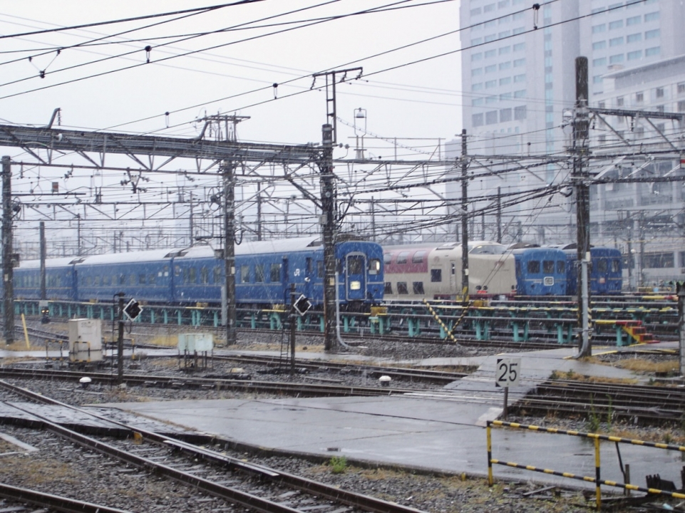 ニュース画像：田町車両センターで夜の運行に備えるブルトレ (手前から「あさかぜ」「サンライズ出雲・瀬戸」「はやぶさ」「出雲」) - 「東海道ブルトレ全廃から15年、「あさかぜ」など過渡期の運行体制を振り返る！」