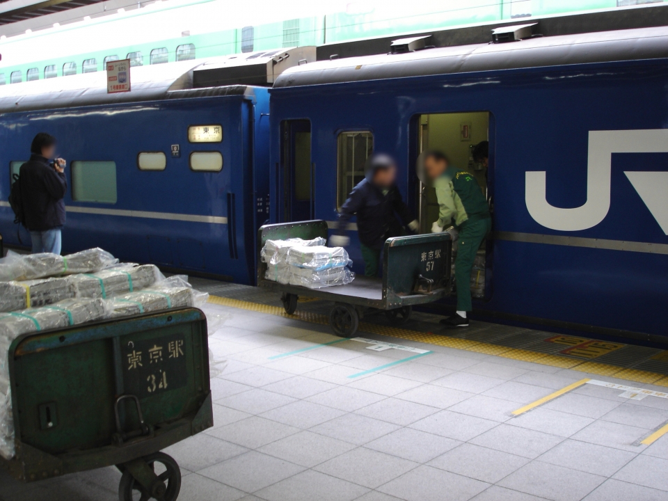 ニュース画像：東海道ブルトレでは「朝刊輸送」も行われていました　「富士」東京駅到着時の様子 - 「東海道ブルトレ全廃から15年、「あさかぜ」など過渡期の運行体制を振り返る！」