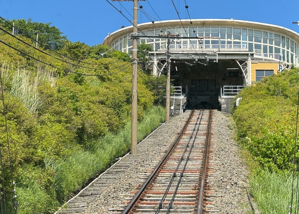 ニュース画像：目の前には山頂駅が - 「レトロなケーブルカーの先はTENGOKUだった！令和の映えスポット「十国峠」へ行こう」
