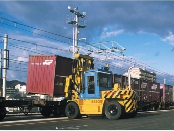 ニュース画像：ファミマ、貨物鉄道輸送を活用したモーダルシフトの取り組み開始 - 「ファミマ、ミネラルウォーター輸送をJR貨物コンテナで！CO2約30％減に」