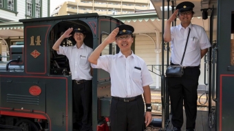 ニュース画像：「坊っちゃん列車」は3人で乗務。運転士、車掌のみなさん - 「NHK サラメシ、伊予鉄道「坊っちゃん列車」乗務員さんのお弁当 6月20日」