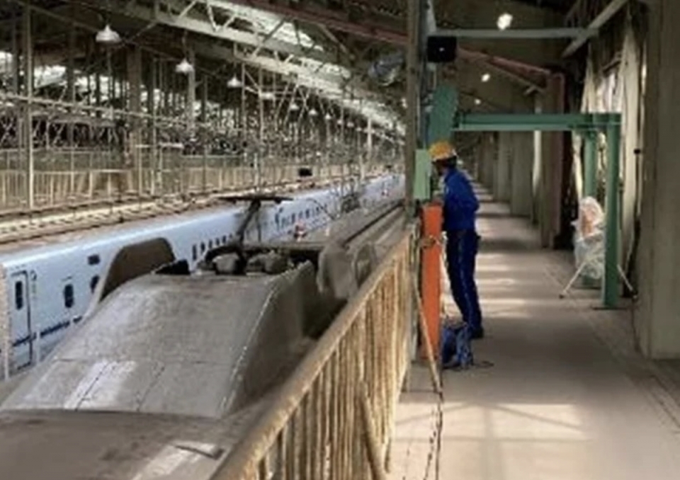 ニュース画像：屋根上から車両を見学イメージ - 「ふるさと納税で新幹線の車両基地見学！JR西、福岡2市の返礼品に博多総合車両所」