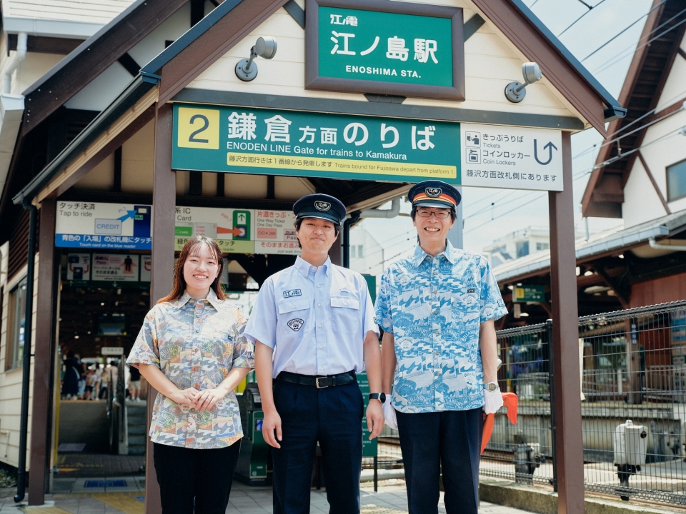 ニュース画像：乗務員制服と駅員・売店スタッフ着用コラボシャツ - 「江ノ電、制服にかわいい路線図が！BILLABONGコラボで駅名看板も大変身」