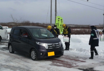 ニュース画像：踏切事故防止キャンペーンの様子 - 「JR北海道、1月30日まで「厳寒季の踏切事故防止キャンペーン」展開 安全通行を呼びかけ」