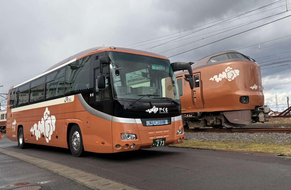 ナンバーは「273」、本家と並んだ！「特急やくも号ラッピングバス