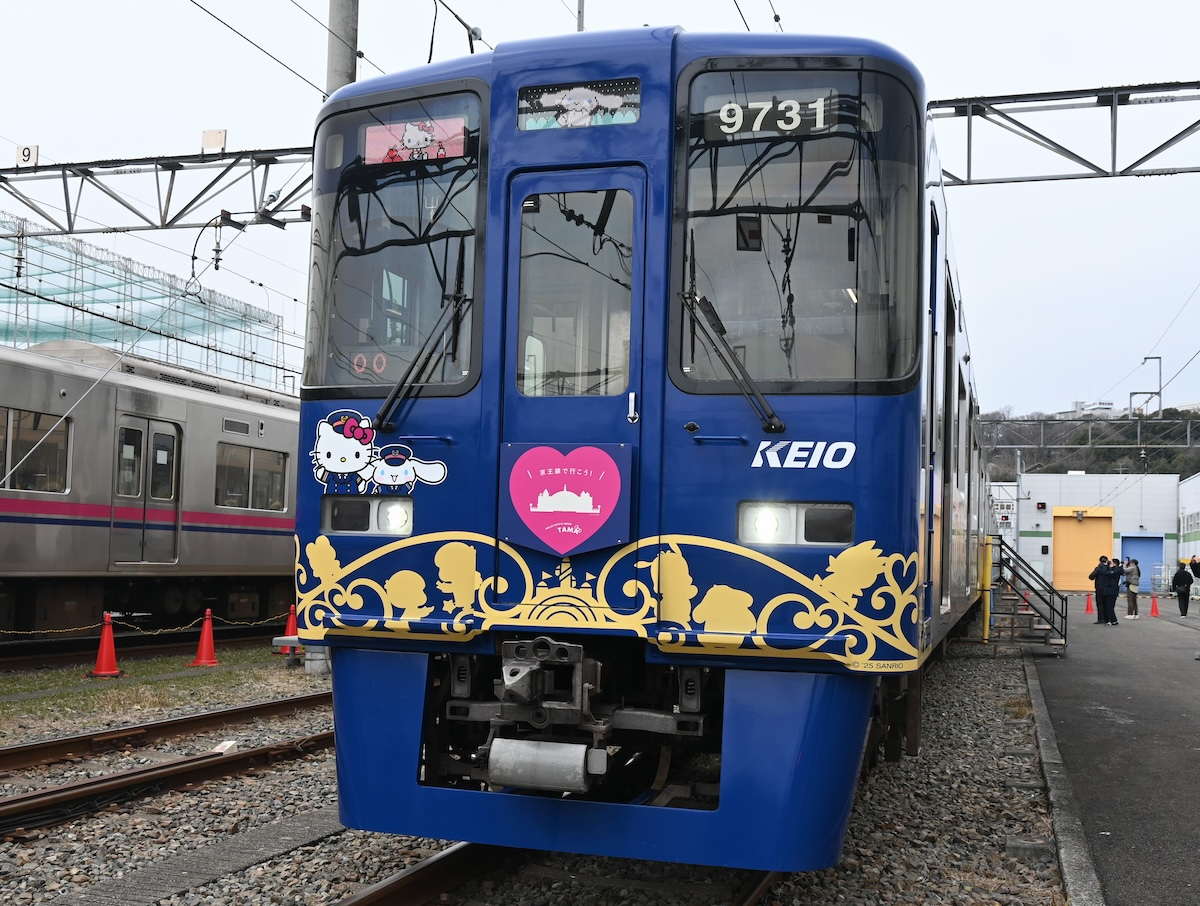 京王9000系サンリオキャラクターズフルラッピングトレイン10両セット 京王 9000系 サンリオキャラクターズフルラッピングトレイン – 新製品紹介