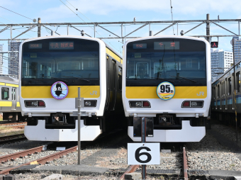 三鷹車両センターが開設95周年、E231系記念ヘッドマークが並んだ