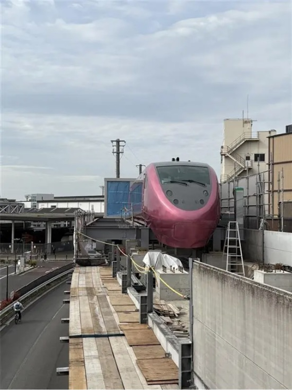 ピンクの「サンダバ」、京都 梅小路に降臨！余生は日本初の廃線