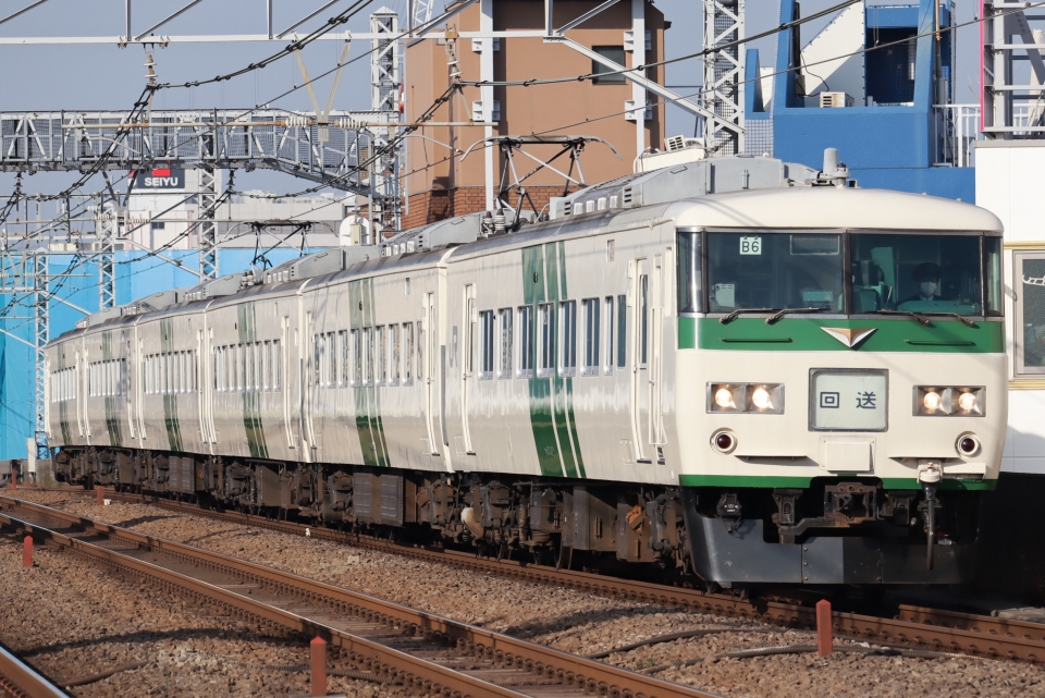 さようなら「185系」 最後の現役“C1編成”が廃車回送 44年の