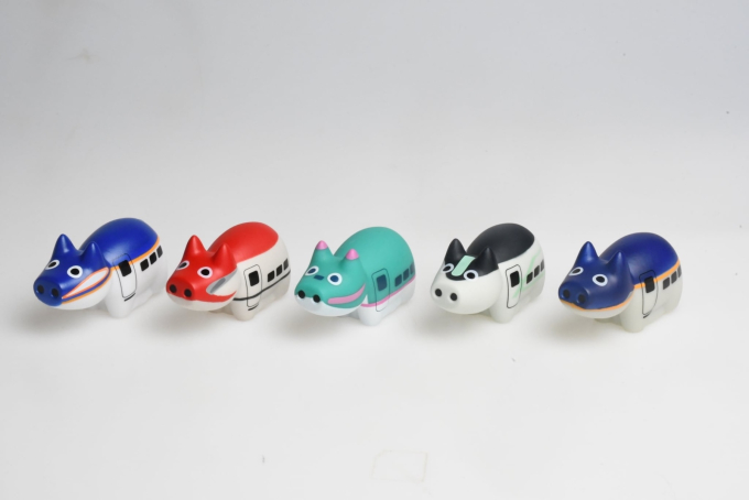 新幹線が“赤べこ”に変身！手のひらサイズの縁起物「豆べこ」が登場