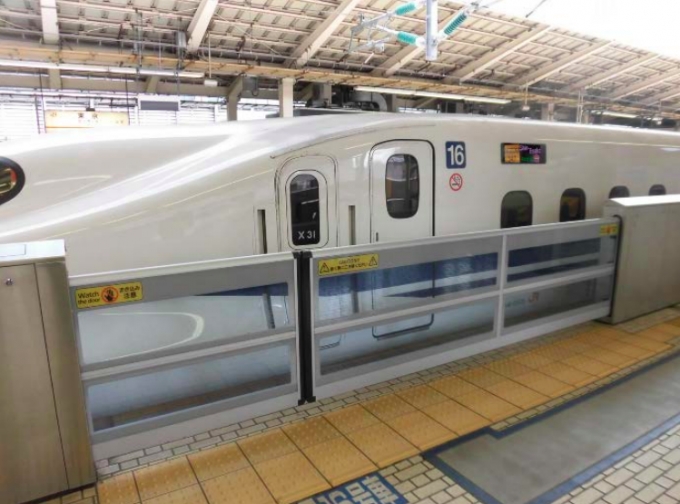 画像：新横浜駅1番線ホームに設置される可動柵のイメージ - 「東海道新幹線、新横浜駅1番線のホームドア設置完了 3月1日から使用開始」