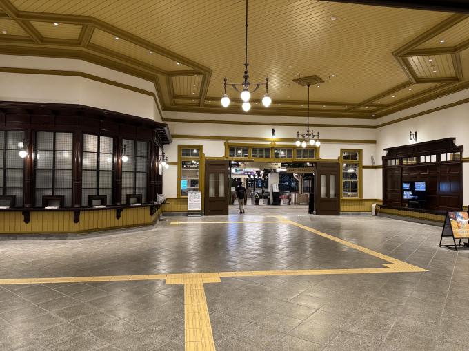 111年目の門司港駅、D型硬券「記念入場券」を旧出札で発売！改札で入鋏