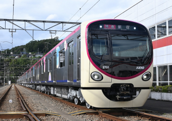 京王電鉄、行先案内板のマルチカラー化を推進 | レイルラボ ニュース